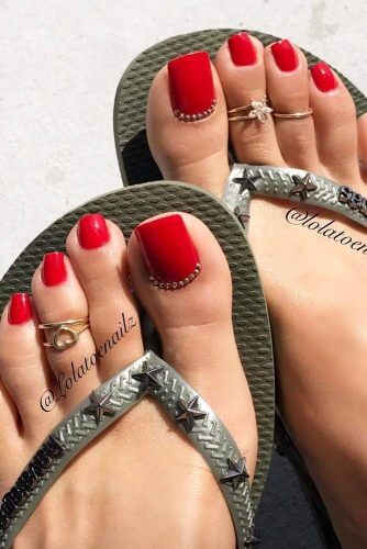 red rhinestones toe nail design red rhinestones toe nail design